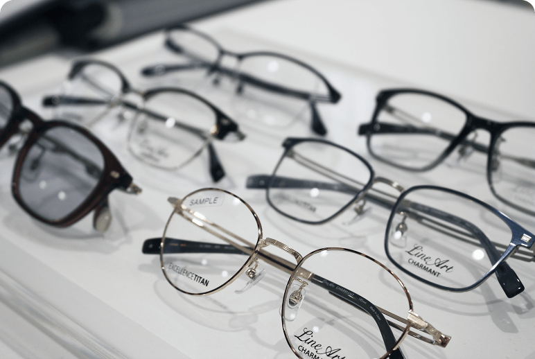 メガネが並んでいる写真