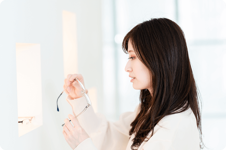 メガネを見る女性