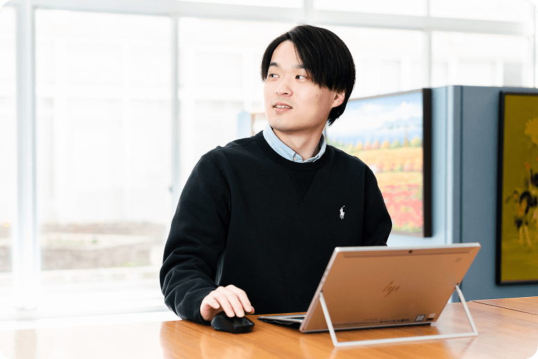 パソコンで仕事をしている様子