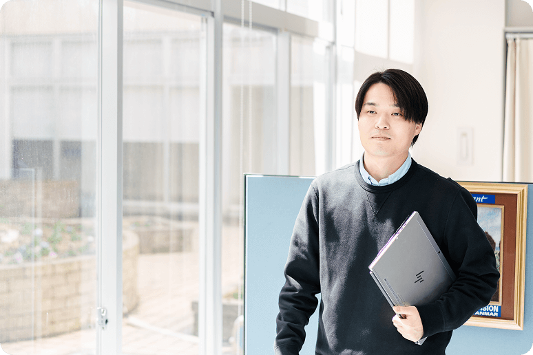 パソコンを持っている写真