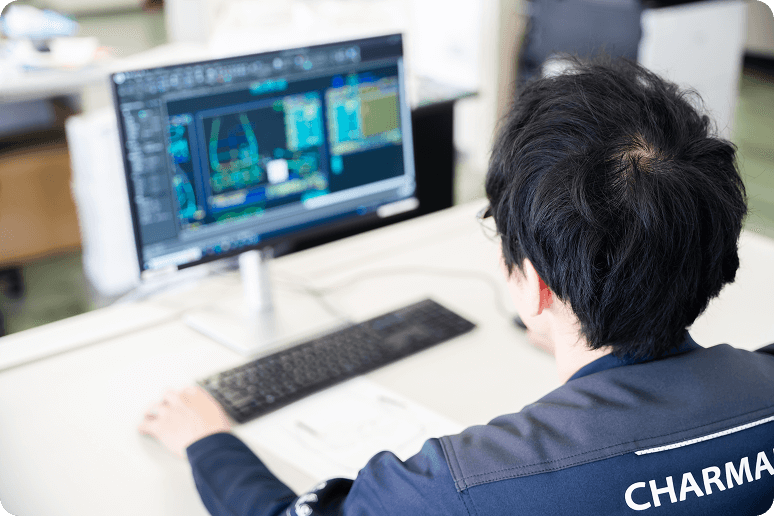 パソコンで作業している様子