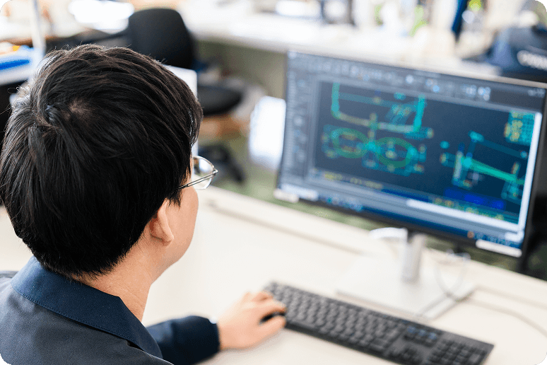 パソコンで作業している様子