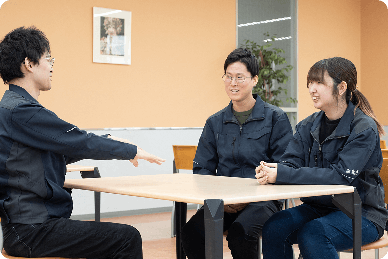 パソコンで仕事をしている様子