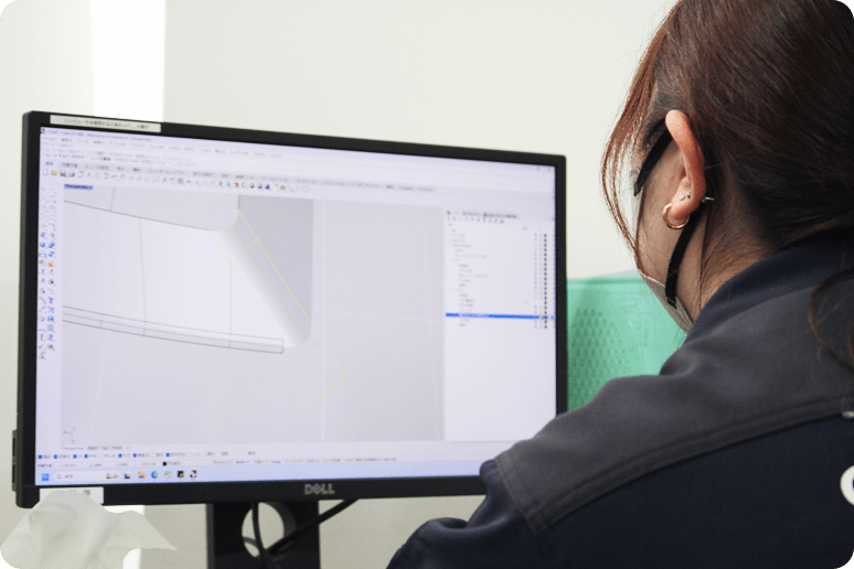 パソコンを持っている写真