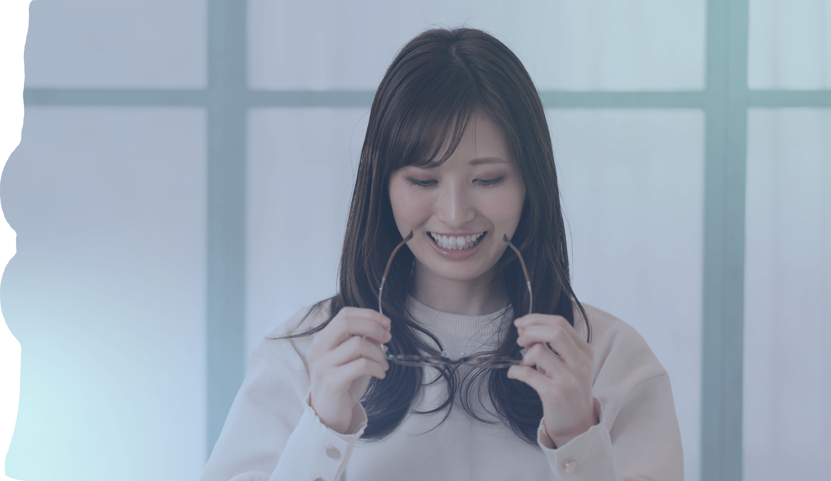 メガネをかけようとしている女性