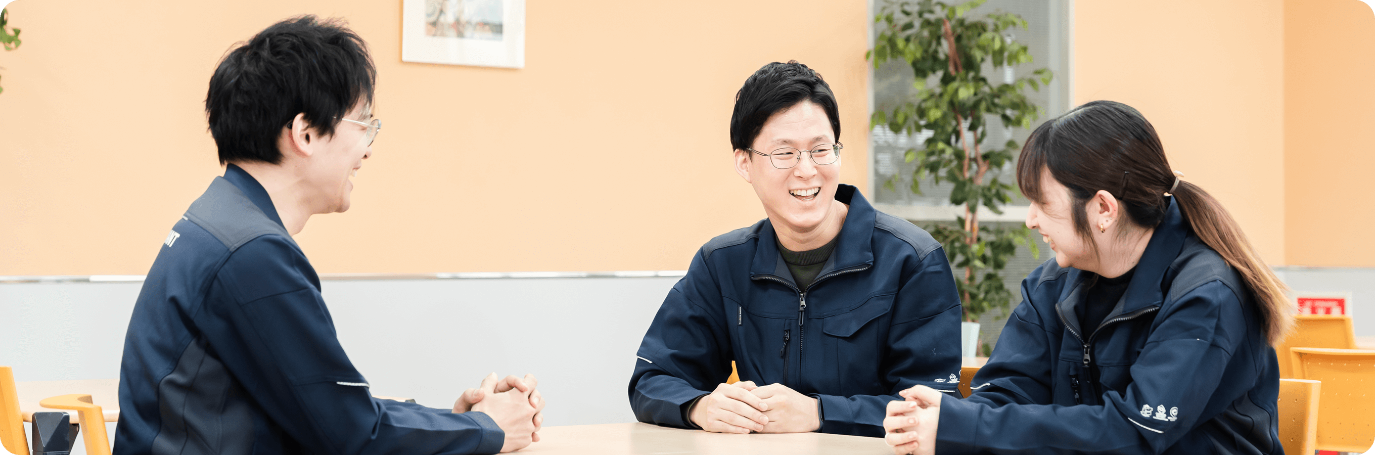 談笑している様子