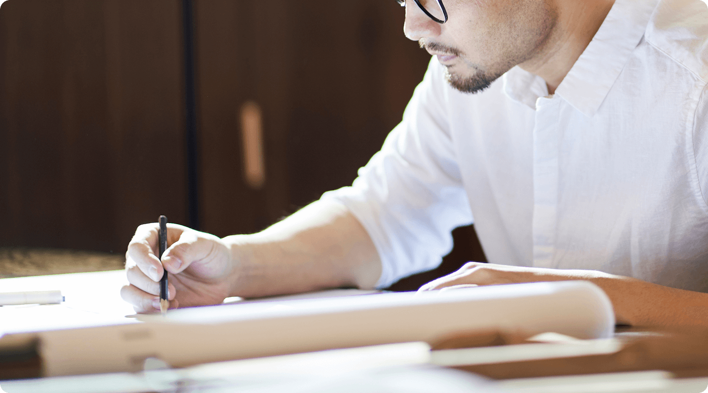 メガネの設計をしている男性