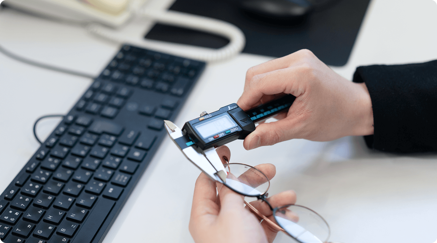 メガネを作っている様子