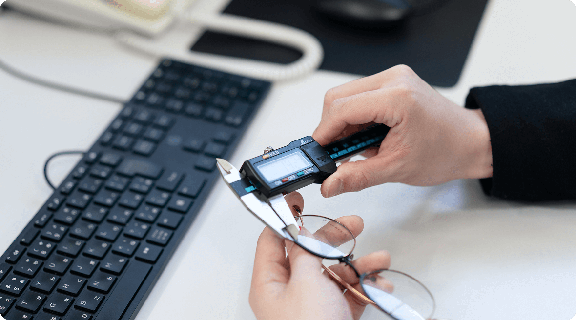 メガネを設計している様子