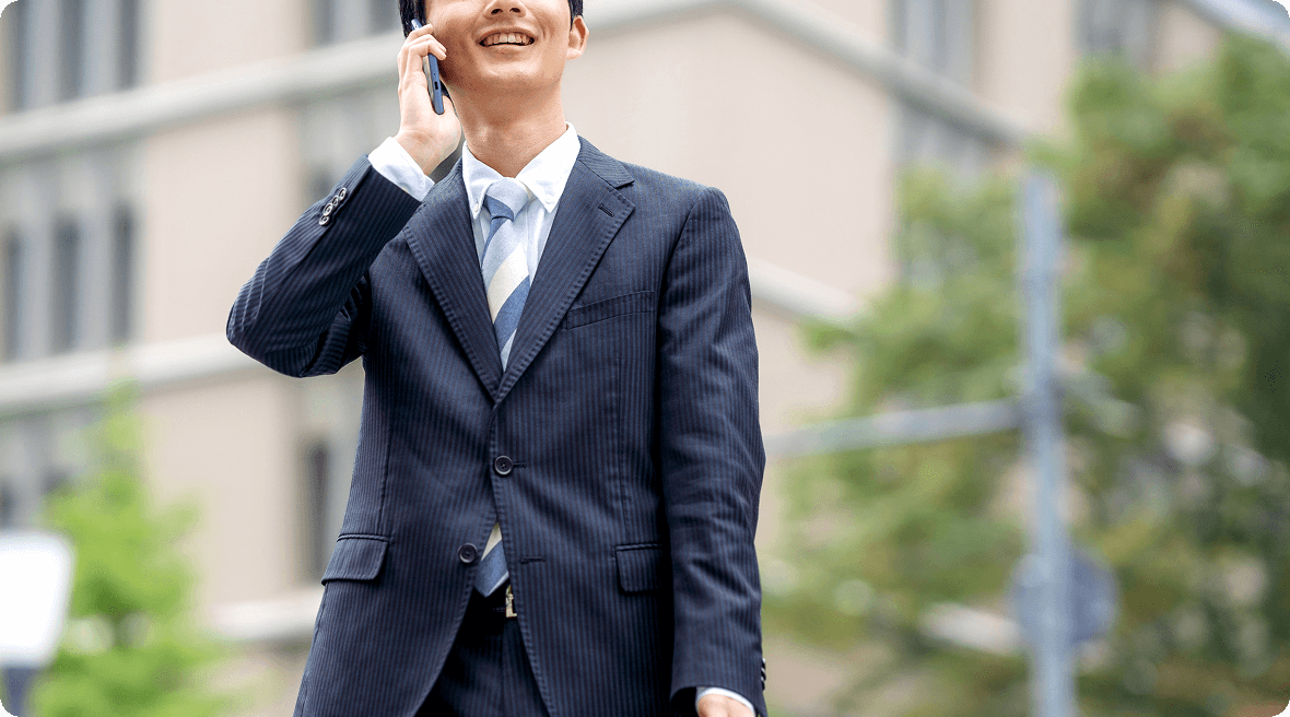 電話している男性